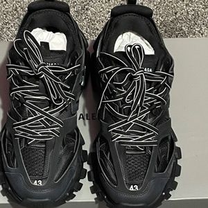 Brand new balenciaga size 43 black with box